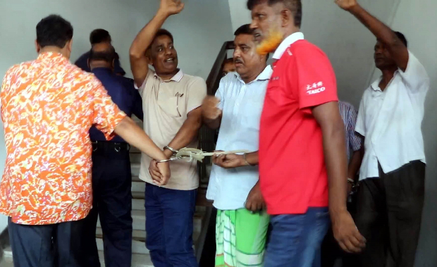 ১৯৯৪ সালে শেখ হাসিনাকে বহনকারী ট্রেনে হামলা ও গুলিবর্ষণের মামলার রায় ঘোষণার পর পাবনার আদালত থেকে আসামিদের কারাগারে নেওয়া হয়। ৩ জুলাই ২০১৯।