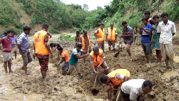 পাহাড় ধসের দ্বিতীয় দিনে বান্দরবান শহরের আগাপাড়া এলাকায় মৃতদেহের সন্ধানে প্রশাসনের অভিযান। জুন ১৪, ২০১৭। 