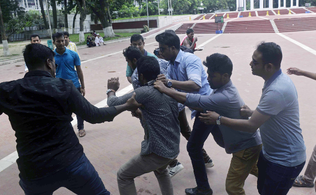 ঢাকায় কেন্দ্রীয় শহীদ মিনার প্রাঙ্গনে সরকারি চাকরিতে কোটা সংস্কারের দাবিতে আন্দোলনকারীদের ওপর হামলা। ছাত্রলীগ এই হামলা চালিয়েছে বলে ভুক্তভোগীদের অভিযোগ। ০২ জুলাই ২০১৮।