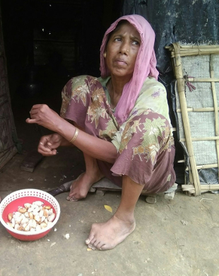 রান্নার জন্য কাঁঠালের বিচি প্রস্তুত করছেন এক রোহিঙ্গা নারী। উখিয়া, কক্সবাজার। জুন ০২, ২০১৭।