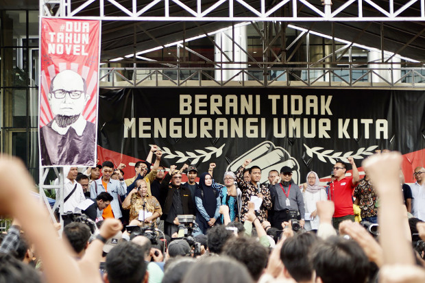 Koalisi masyarakat sipil menghadiri pembacaan tuntutan penyelesaian kasus Novel Baswedan di depan kantor Komisi Pemberantasan Korupsi di Jakarta, 11 April 2019. (Arie Firdaus/BeritaBenar)