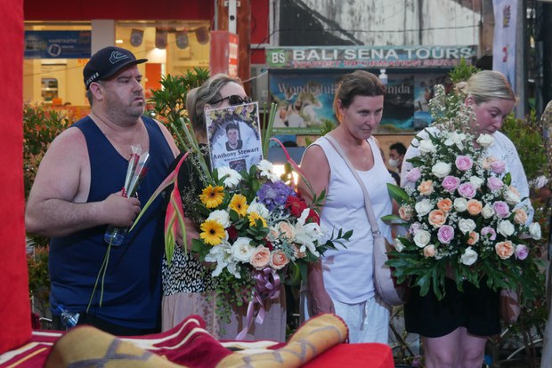 Keluarga dari Anthony Stewart yang tewas dalam tragedi Bom Bali hadir di Monumen Tragedi Kemanusiaan, di Kuta, Bali, 12 Oktober 2022. [Joan Tanamal/BenarNews]