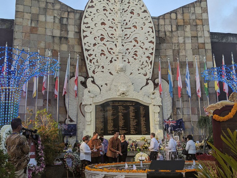 Perwakilan pemerintah Australia menaburkan bunga memperingati 20 tahun Bom Bali di Monumen Tragedi Kemanusiaan di Kuta, Bali, 12 Oktober 2022. [Luh De Suryani/BenarNews]