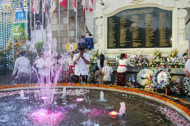 Seorang warga tampak berdoa dalam peringatan 20 tahun Bom Bali di Monumen Tragedi Kemanusiaan, di Kuta, Bali, 12 Oktober 2022. [Joan Tanamal/BenarNews]