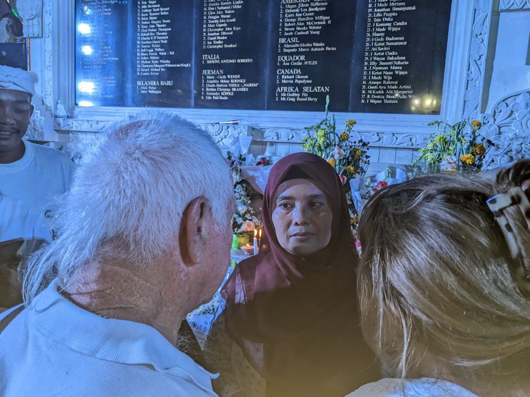 Warti yang kehilangan suaminya, Faturrahman menatap pasangan suami –istri Jodie Leigh Wallace asal Australia yang kehilangan anak mereka dalam peristiwa Bom Bali 20 tahun yang lalu, di Monumen Tragedi Kemanusiaan, Kuta, Bali, 12 Oktober 2022. [Luh De Suryani/BenarNews]