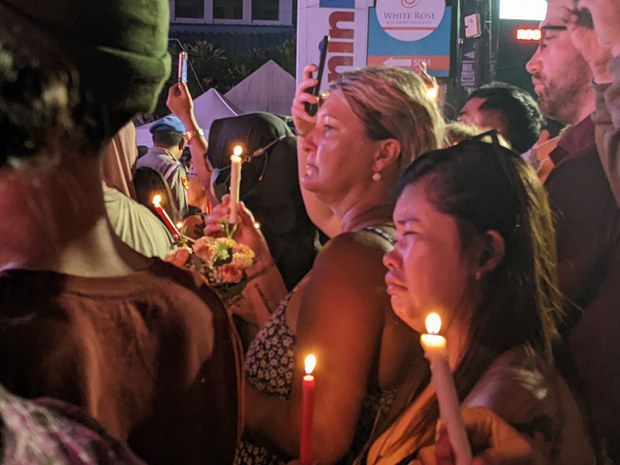 Partisipan menyalakan lilin dalam acara memperingati 20 tahun Bom Bali di Monumen Tragedi Kemanusiaan, di Kuta, Bali, 12 Oktober 2022. [Luh De Suryani/BenarNews]