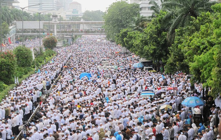 Kelompok Islam yang tergabung dalam gerakan 212 berdoa dalam unjuk rasa menentang Basuki “Ahok” Tjahaja Purnama, Gubernur DKI Jakarta saat itu, 2 Desember 2016. [Ismira Lutfia Tisnadibrata/BenarNews]