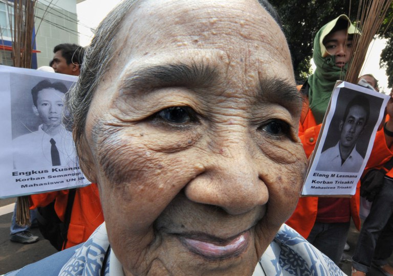 Ibu seorang mahasiswa yang tertembak dalam kerusuhan Mei 1998 yang berujung pada lengsernya Presiden Soeharto dan dimulainya babak reformasi di Indonesia ikut dalam aksi unjuk rasa di Jakarta 10 tahun kemudian, mendesak pemerintah mengusut pelanggaran hak asasi manusia saat itu, 12 Mei 2008. [Bay Ismoyo/AFP ]