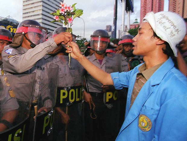 Demokrasi di Indonesia 25 tahun setelah jatuhnya Suharto Demokrasi di Indonesia 25 tahun setelah jatuhnya Suharto