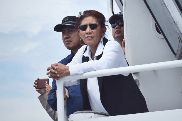 Menteri Kelautan dan Perikanan, Susi Pudjiastuti, saat memimpin penenggelaman kapal ikan asing di perairan Datuk, Mempawah, Kalimantan Barat, 6 Oktober 2019. (Dok. Humas Kementerian Kelautan dan Perikanan)