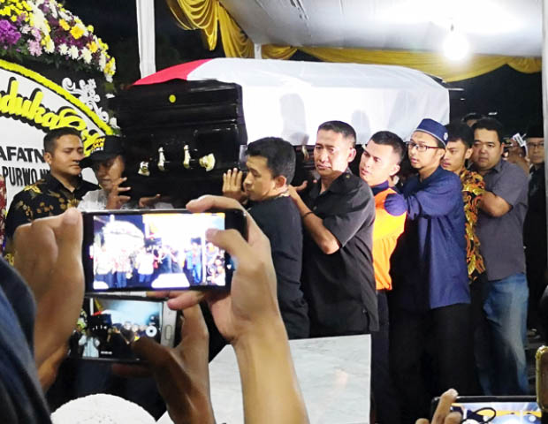Peti jenazah Kepala Pusat Data dan Informasi BNPB,  Sutopo Purwo Nugroho saat tiba di rumah duka di Cibubur, Jakarta Timur, 7 Juli 2019. (Tia Asmara/BeritaBenar)