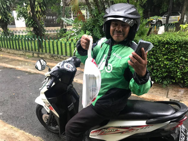 Pengemudi Gojek menghantar pesanan pelanggan Jumat, 20 Maret 2020. (Ronna Nirmala/BanarNews)