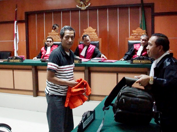 Terdakwa Heru Kurnia (tengah) menjalani persidangan kasus terorisme di Pengadilan Negeri Jakarta Barat, 13 Maret 2018. 
