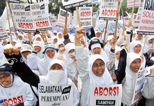 Aborsi bersyarat hingga kehamilan 14 minggu; disambut aktivis, ditentang MUI