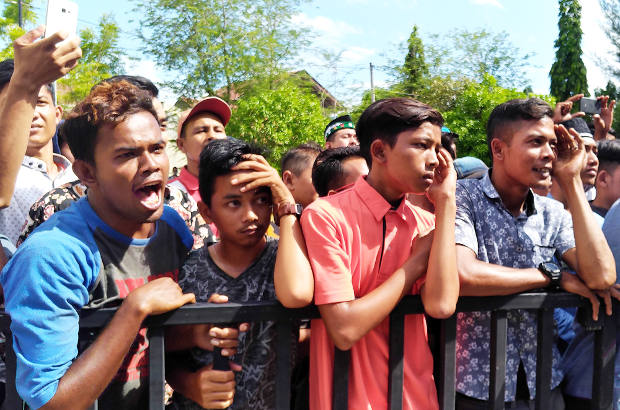 Seorang penonton bersorak saat pelaksanaan hukuman cambuk di Banda Aceh, 13 Juli 2018. (Nurdin Hasan/BeritaBenar)
