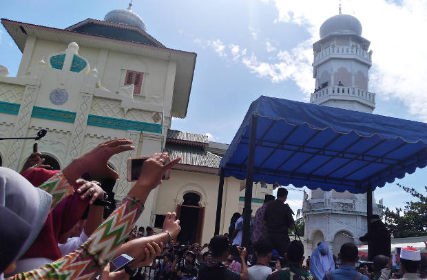 Warga merekam pelaksanaan hukuman cambuk di Banda Aceh, 13 Juli 2018. (Nurdin Hasan/BeritaBenar)