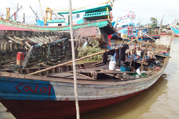 Seorang polisi memeriksa boat warga Rohingya yang terdampar di Kuala Idi, Kabupaten Aceh Timur, 4 Desember 2018. (Dok. Polres Aceh Timur)