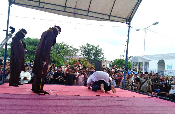 Andra Irawan bersujud setelah dicambuk 37 kali di Banda Aceh, 19 Januari 2018. (Nurdin Hasan/BeritaBenar)