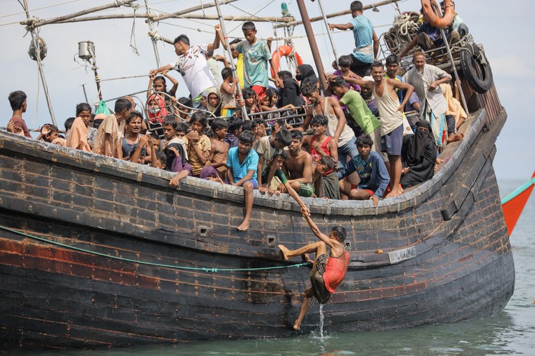 Pengungsi Rohingya berada di perahu mereka setelah masyarakat lokal yang memberikan mereka makanan dan minuman menolak mengizinkan mereka mendarat di Pineung, Provinsi Aceh pada 16 November 2023. [Amanda Jufrian/AFP]