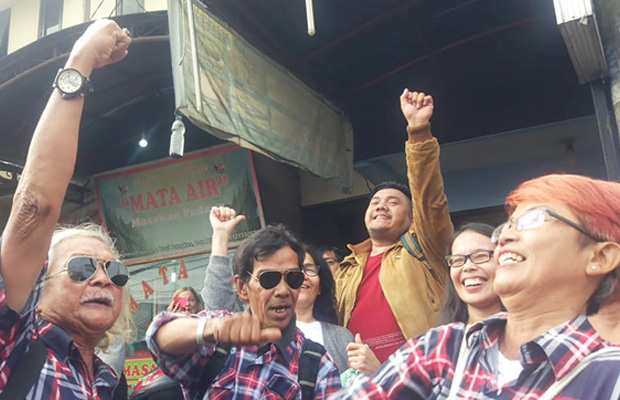 Para pendukung Ahok sedang bernyanyi di kawasan Depok, Jawa Barat, 24 Januari 2017. (Rina Chadijah/BeritaBenar)