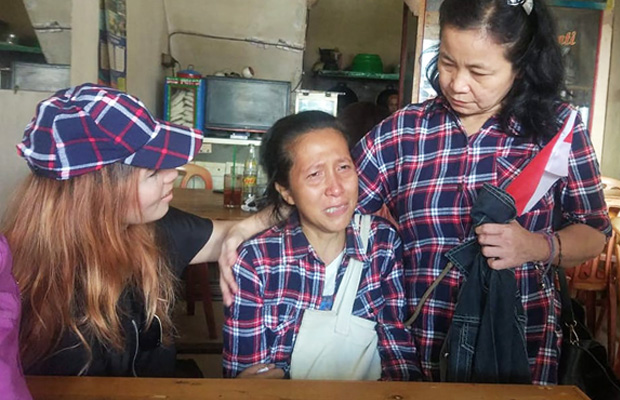 Tuti Oti sedang ditenangkan dua rekannya di kawasan Depok, Jawa Barat, 24 Januari 2019. (Rina Chadijah/BeritaBenar)
