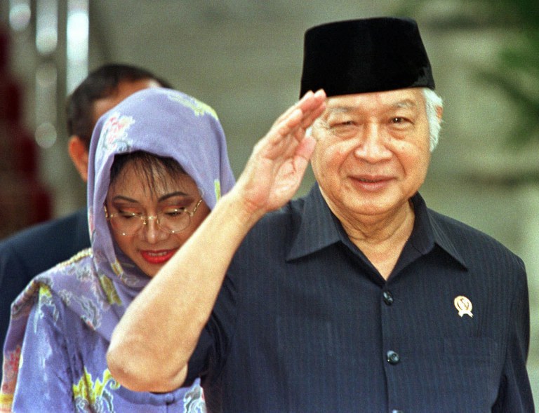 Presiden Soeharto (kanan) memberi hormat setelah mengumumkan pengunduran dirinya dalam pidato televisi nasional di Jakarta, 21 Mei 1998, menandai berakhirnya pemerintahannya selama 32 tahun. [Foto Charles Dharapak/AP]