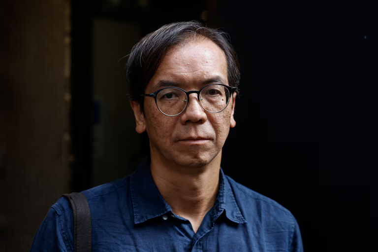Chung Pui-kuen meninggalkan pengadilan distrik dengan jaminan setelah vonis dalam persidangan penting tentang penghasutan di Hong Kong, 29 Agustus 2024. [Tyrone Siu/Reuters]