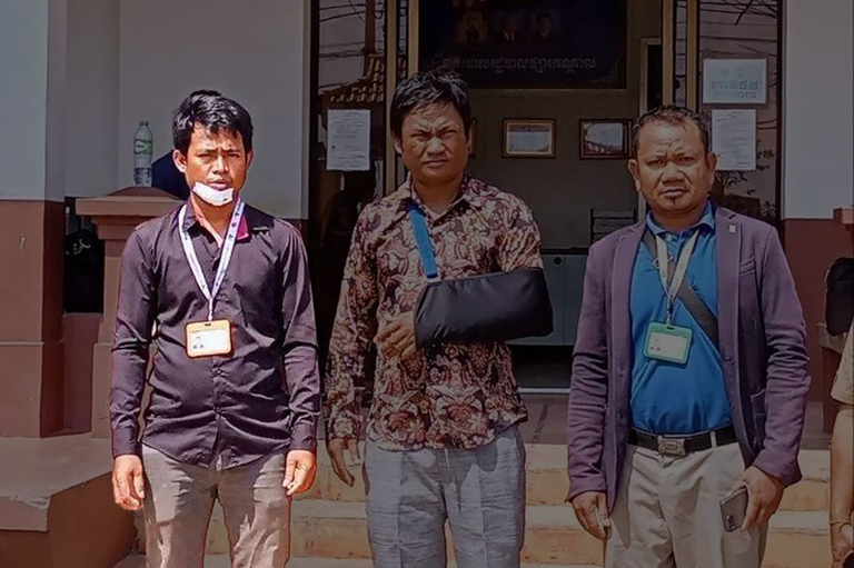 Loun Phearin, kiri, dan korban lainnya mengajukan pengaduan setelah serangan pada 2 Maret 2024. [Courtesy dari Loun Phearin]