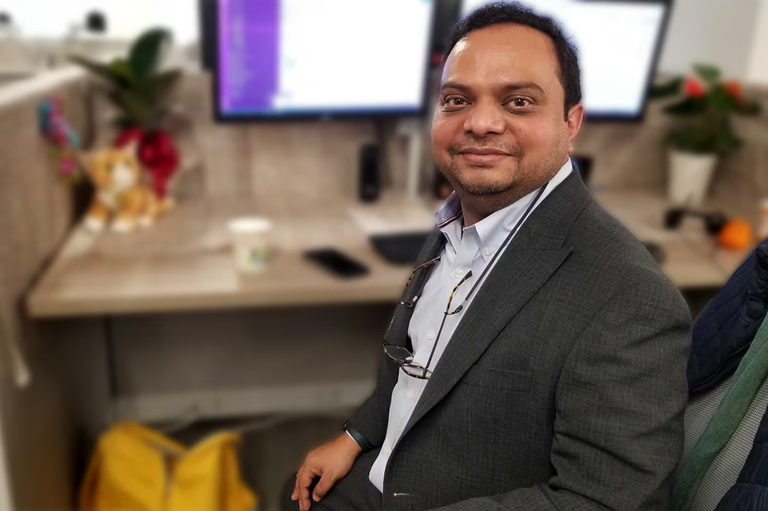 Jurnalis Bangladesh Ashif Entaz Rabi di ruang kerjanya di kantor redaksi BenarNews di Washington, AS, 2 Februari 2024. [Kate Beddall/BenarNews]