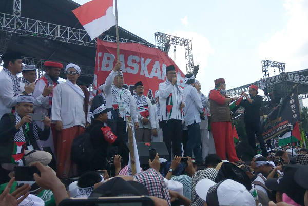 Gubernur DKI Jakarta, Anies Baswedan berorasi dalam aksi ‘Indonesia Bebaskan Baitul Maqdis' di Lapangan Monas, Jakarta, 11 Mei 2018. (Nisita Kirana Pratiwi/BeritaBenar)