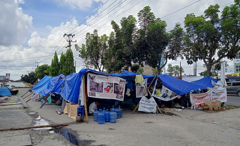 Tenda yang didirikan pengungsi luar negeri di Pekanbaru, Riau, untuk melaksanakan aksi diam sebagai protes ketidakjelasan nasib mereka setelah bertahun-tahun di Indonesia. Foto diambil Senin, 6 Desember 2021. [Dina Febriastuti/BenarNews]
