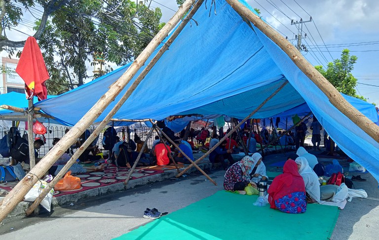 Suasana di dalam tenda aksi yang didirikan pengungsi luar negeri di Pekanbaru, Riau, 6 Desember 2021. [Dina Febriastuti/BenarNews]