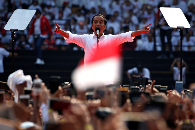 Presiden Joko “Jokowi” Widodo dalam kampanye presiden untuk periode kedua berbicara di Stadion Gelora Bung Karno di Jakarta, 13 April 2019. [Willy Kurniawan/Reuters]