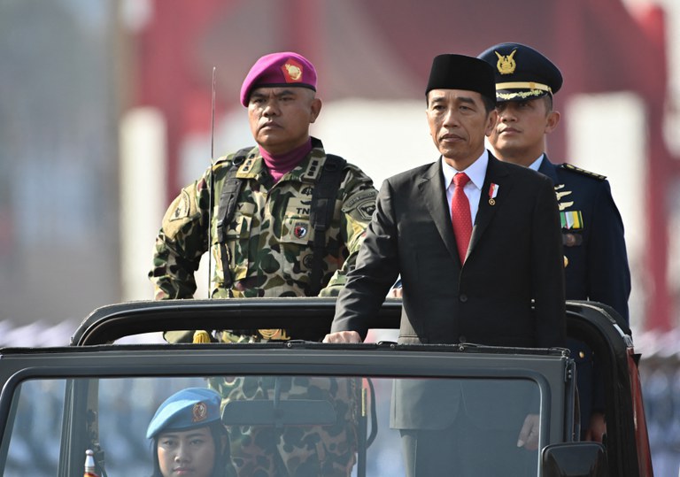 Presiden Joko Widodo menginspeksi pasukan dalam upacara Hari Ulang Tahun Tentara Nasional Indonesia ke-74  di Pangkalan Udara Halim, Jakarta, 5 Oktober 2019. [AFP]