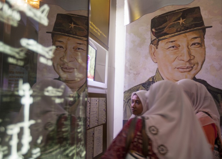 Warga mengunjungi Museum Soeharto di Bantul, Yogyakarta, 29 Maret 2014. [Reuters]