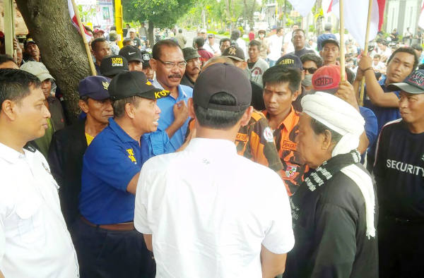      Suasana aksi unjuk rasa di depan Pengadilan Negeri Banyuwangi, 23 Januari 2018. (Yovinus Guntur/BeritaBenar) 