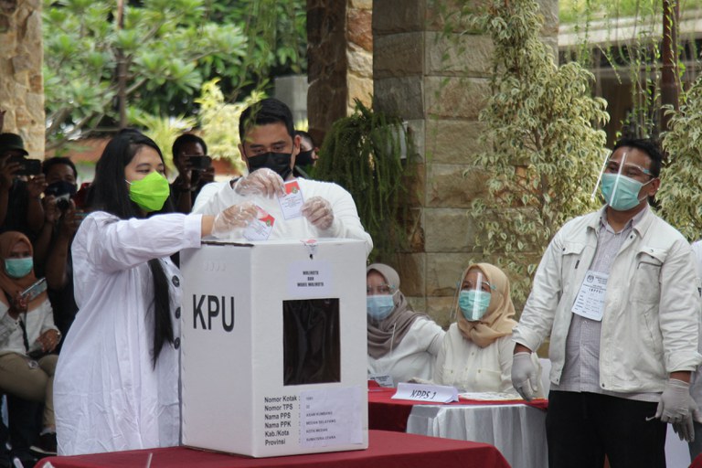 Bobby Nasution, menantu Presiden Joko “Jokowi” Widodo, dan istrinya Kahiyang Ayu memberikan suara dalam Pemilihan Kepada Daerah (Pilkada) di Medan, 9 Desember 2020. Hasil dari Pilkada itu menetapkan Boby sebagai wali kota Medan. [Albert Ivan Damanik/AFP]