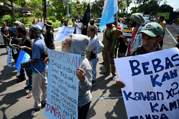 Dalam foto tertanggal 6 September 2019 ini, warga Papua di Denpasar, Bali, melakukan demonstrasi menuntut dibebaskannya rekan mereka yang ditangkap polisi di Jakarta karena berunjuk rasa menentang rasisme terhadap orang Papua dan menuntut diadakannya referendum penentuan nasib sendiri. (AFP) 