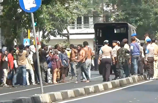 Suasana unjuk rasa Aliansi Mahasiswa Papua yang berujung bentrok dengan kelompok massa di Malang, Jawa Timur, 15 Agustus 2019. (Eko Widianto/BeritaBenar)