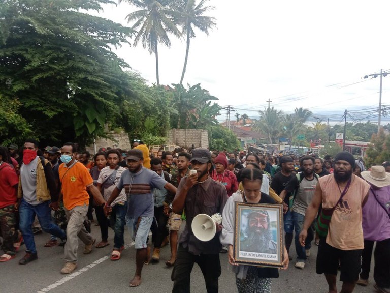 Ribuan warga memenuhi jalan di Kotaraja menuju ke RS Bhayangkara untuk memberikan penghormatan kepada jenazah tokoh pro-kemerdekaan Papua, Filep Karma, yang ada di sana, sebelum mengantar jenazah ke rumah duka di Jayapura, 1 November 2022. [Victor Mambor/BenarNews]