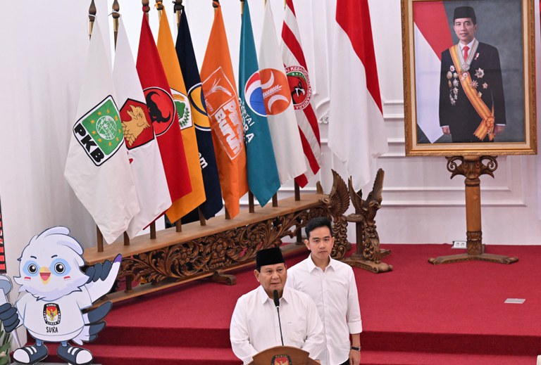 Presiden terpilih Prabowo Subianto (kiri) menyampaikan pidatonya didampingi wakil presiden terpilih Gibran Rakabuming Raka, yang juga adalah putra dari Presiden Joko “Jokowi” Widodo dalam acara hasil pemilihan presiden Pemilu 2024 di Komisi Pemilihan Umum (KPU) di Jakarta, 24 April 2024. [Adek Berry/AFP]