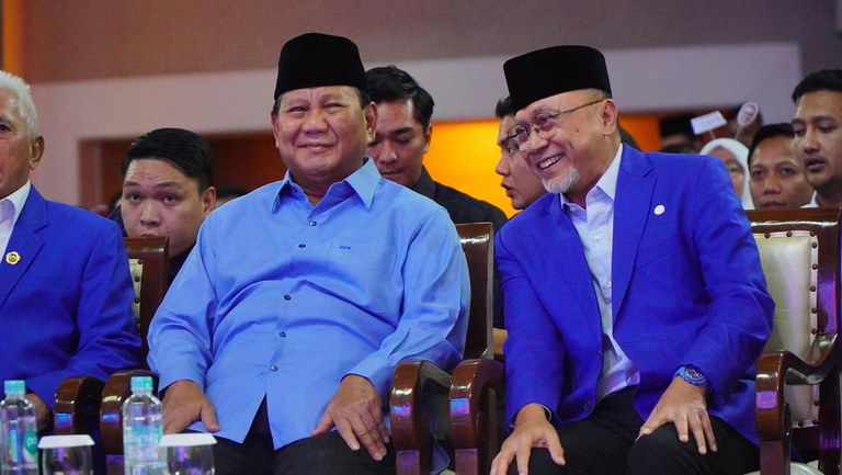 Presiden terpilih sekaligus Ketua Umum Partai Gerindra Prabowo Subianto (kiri) duduk didampingi Zulkifli Hasan, Ketua Umum Partai Amanat Nasional (PAN), dalam acara silaturahmi dengan pengurus PAN di Jakarta, 9 Mei 2024. [Akun FB Partai Amanat Nasional]