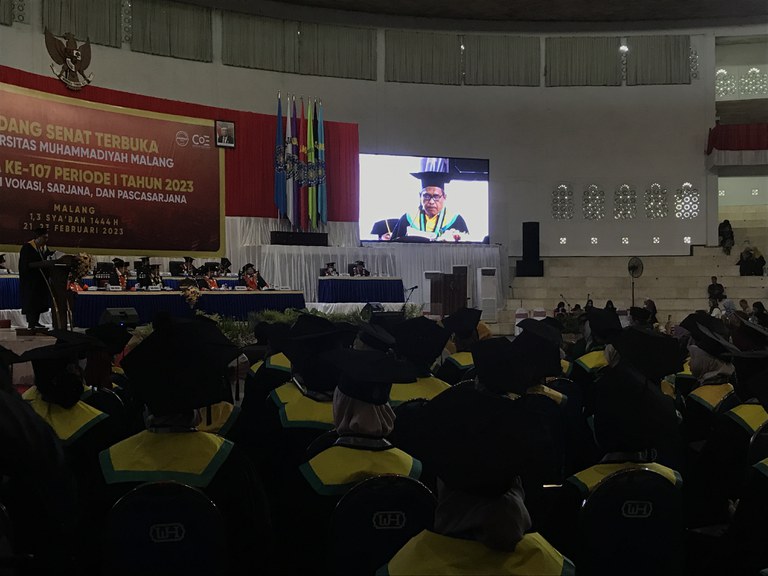 Ali Fauzi Manzi memberikan sambutan mewakili 2007 wisudawan Universitas Muhammadiyah Malang di Jawa Timur, 21 Februari 2023. [Eko Widianto/BenarNews]
