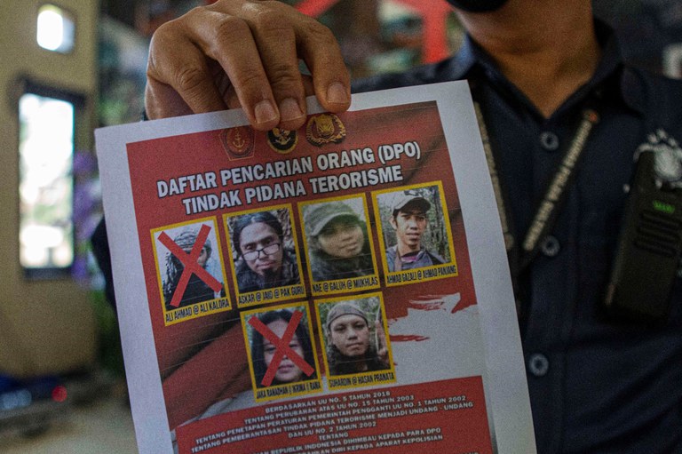 Petugas memperlihatkan foto anggota militan Mujahidin Indonesia Timur (MIT) yang tersisa empat orang, di kantor Polres Parigi Moutong, Sulawesi Tengah, 19 September 2021. (Keisyah Aprilia/BenarNews)