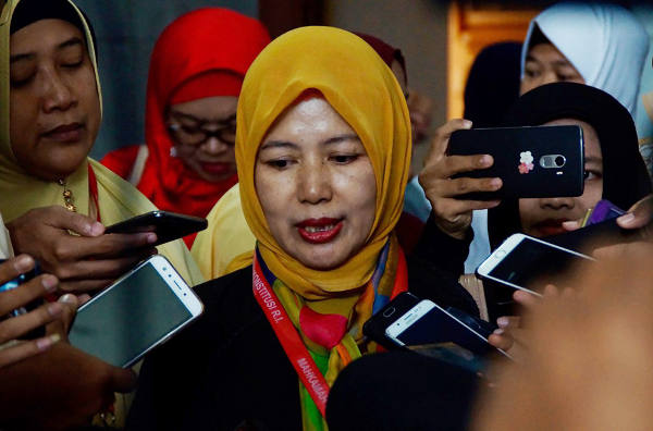 Seorang pemohon uji materi, Euis Sunarti, memberikan keterangan kepada wartawan usai sidang di Mahkamah Konstitusi, Jakarta, 14 Desember 2017. (Arie Firdaus/BeritaBenar)