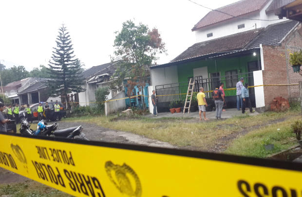 Polisi menggeledah rumah Hari Sudarwanto, terduga teroris yang tewas ditembak, di Kabupaten Malang, Jawa Timur, 17 Mei 2018. (Eko Widianto/BeritaBenar)