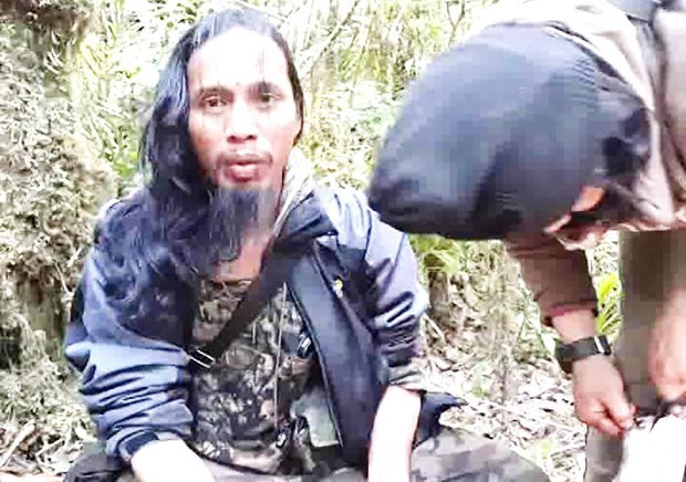 Tangkapan layar dari sebuah video ini memperlihatkan pemimpin Mujahidin Indonesia Timur (MIT), Santoso yang dikenal juga sebagai Abu Wardah (kiri), dengan salah satu anak buahnya di hutan pegunungan di Sulawesi Tengah pada Februari 2016. [BenarNews]