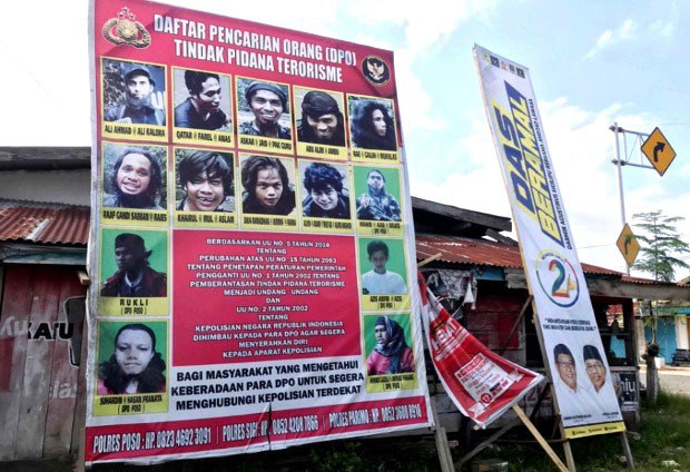 Sebuah baliho menunjukkan foto-foto terduga militan MIT yang berada dalam Daftar Pencarian Orang (DOP) pihak berwenang, di Kabupaten Poso, Sulawesi Tengah, 20 November 2020. [Keisyah Aprilia/BenarNews]