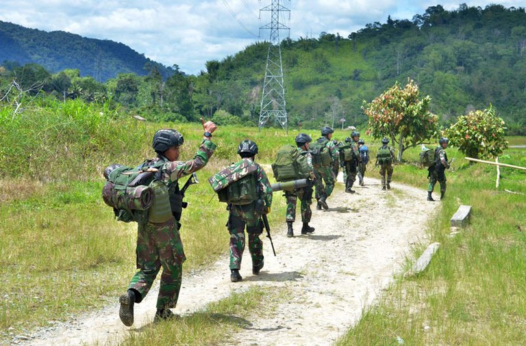 Pasukan militer Indonesia melakukan operasi pencarian untuk membasmi para terduga militan MIT di provinsi Sulawesi Tengah, 1 Desember 2020. [Wahono/BenarNews]