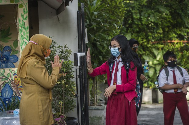 Indonesia Klaim COVID-19 Terkendali, Angka Positif Semakin Menurun Indonesia Klaim COVID-19 Terkendali, Angka Positif Semakin Menurun